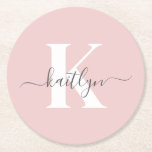 Elegantes Blush Pink Gray Script Monogram Runder Pappuntersetzer<br><div class="desc">Diese schlichten, eleganten, rosafarbenen runden Untersetzer mit Ihrem Vornamen in einem trendigen Script-Schriftart in Grau und Ihrem ersten Einstieg in einen modernen Schriftart mit weißer Kappe sind ideal zum behalt von Tischen und Zählern, die frei von Wasserringen sind. Sie nehmen Tröpfchen auf, damit Sie sich keine Sorgen machen müssen, wenn...</div>