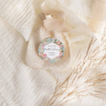 Elegantes Bohemisches Brautparty mit Blumen Runder Aufkleber<br><div class="desc">Unsere Kollektion "Bohemische Elegant Floral" bietet wunderschöne, aquamarine Blüten und helle Blumen mit weitläufigen Trockenblättern auf verschiedenen pastellfarbenen Hintergründen, gepaart mit einem eleganten Drehbuch für alle Ihre persönlichen Informationen. Wir sind uns sicher, dass Sie in der Liebe sein werden, verschiedene Artikel aus dieser Kollektion zu mischen und aufeinander abzustimmen. Karo...</div>