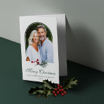 Elegantes botanisches Foto Pine Berry Feiertagskarte<br><div class="desc">Elegante Botanische Pine Berry Holiday Foto Weihnachtskarte mit Ihrem Lieblings-Foto in unserem modernen Bogen. Die elegante botanische Urlaubskarte zeichnet sich durch eine sanfte, moderne Vegetation aus Kiefern und Beeren aus, die perfekt zu Anzügen ist. Bitte kontaktieren Sie uns unter cedarandstring@gmail.com , wenn Sie Hilfe beim Design oder den passenden Produkten...</div>