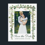 Elegantes botanisches Foto Save the Date grün Ankündigungspostkarte<br><div class="desc">Moderne Elegante,  botanisch grüne Eukalyptus-Blätter,  Holzrahmen,  Save the Date Verlobung Foto Postkarte</div>