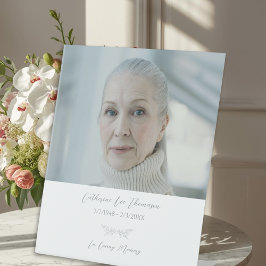 Elegantes botanisches Tischschild für Trauerfotos Sockelschild