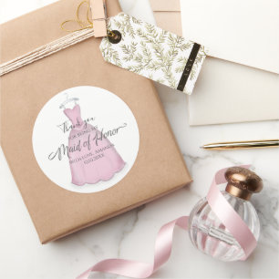 Elegantes Brautjungfernkleid in klassischem Rosa f Runder Aufkleber