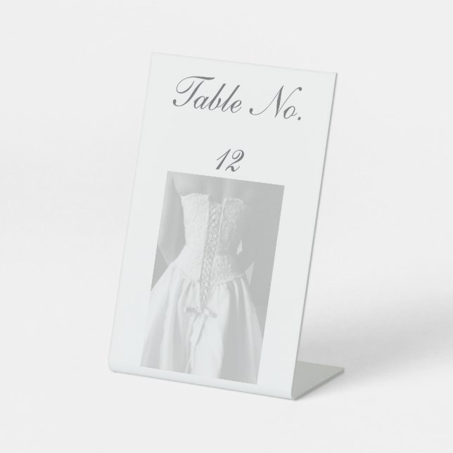 Elegantes Brautkleid-Script-Hochzeitstisch-Nummern Sockelschild (Vorderseite)