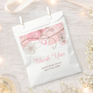 Elegantes Brautparty mit floraler Drehung in Rosa Geschenktütchen