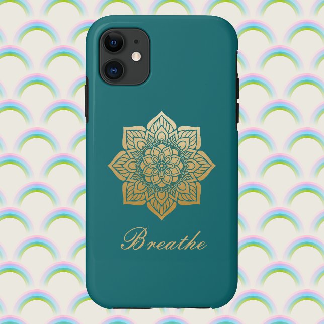 Elegantes Breathe Gold Mandala auf Rich Green Case-Mate iPhone Hülle (Von Creator hochgeladen)