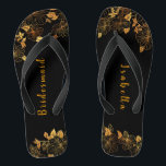 Elegantes bridesmaid Black & Gold Foliage Muster Flip Flops<br><div class="desc">Diese eleganten, schwarz-goldgelben Flip-Flops aus Blattgold und goldfarbenem Blattmuster besticht durch eine luxuriöse Schwarz- und Goldpalette, ein atemberaubendes goldfarbenes Blumenmuster und ein modernes typografisches Set vor schwarzem Hintergrund, das Eleganz und Eleganz ausstrahlt. Es ist ein schönes Geschenk für Ihr Brautparty. Anzeigen der Auflistung auf dieser Seite, um passende Elemente zu...</div>