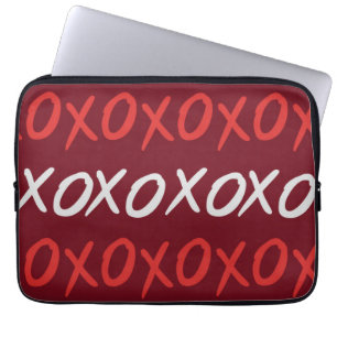 Elegantes Burgund XOXO Umarmungen und Küsse Laptopschutzhülle