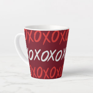 Elegantes Burgund XOXO Umarmungen und Küsse Milchtasse