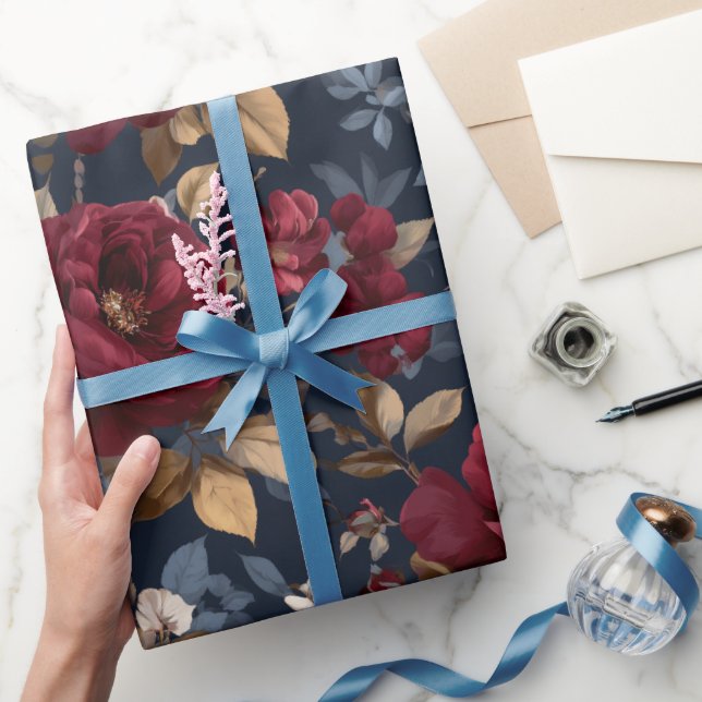 Elegantes Burgunder-Rosen-Marine Blumenmuster Geschenkpapier (Schenken)