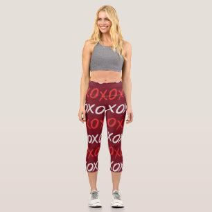 Elegantes Burgunder XOXO Umarmungen und Küsse Capri Leggings
