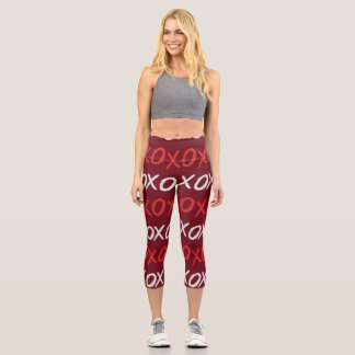Elegantes Burgunder XOXO Umarmungen und Küsse Capri Leggings