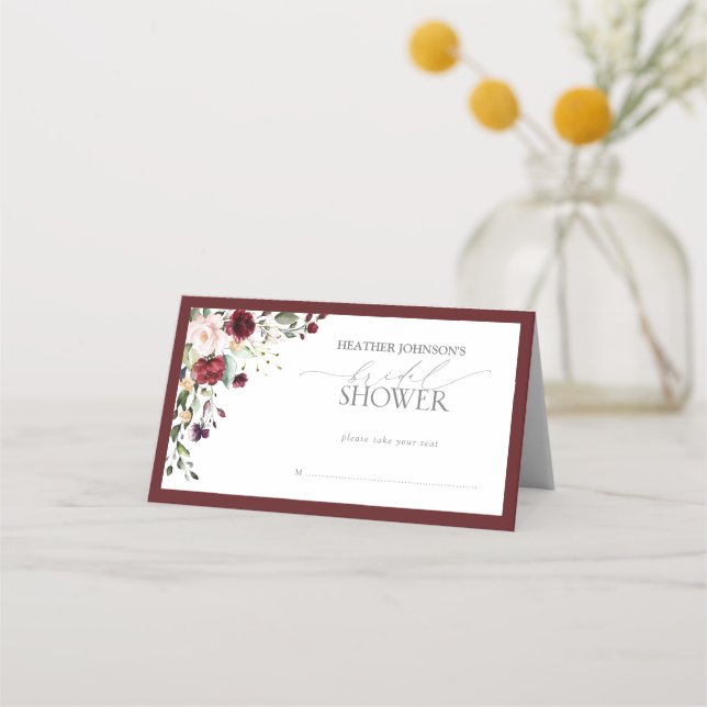 Elegantes Burgundy Floral Watercolor Brautparty Platzkarte (Vorderseite)