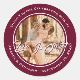 Elegantes Burgundy Red Liebe ist süßes HochzeitsFo Runder Aufkleber