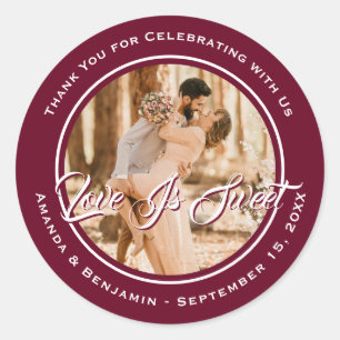 Elegantes Burgundy Red Liebe ist süßes HochzeitsFo Runder Aufkleber