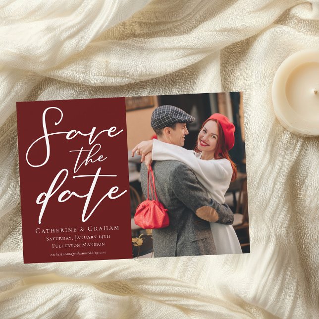Elegantes Burgundy Script Couple Foto Save The Date (Von Creator hochgeladen)