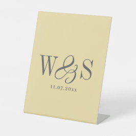 Elegantes Buttergelb Anfangsbuchstabe Hochzeitspaa Sockelschild