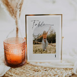 Elegantes Calligrafy Foto Hochzeiten Tischnummern<br><div class="desc">Eine elegante, moderne Tischnummer mit einem schönen kalligraphischen Schriftart und minimalistischem Design. Editieren Sie die meisten Texte und alle Farben, damit diese Foto-Tischnummer Ihren Anforderungen und Ihrem persönlichen Stil entspricht // Für passende Artikel besuchen Sie bitte die "ALICE"-Kollektion im Shop Sincerely By Nicole Zazzle. * Wenn Ihnen dieses Design gefällt,...</div>