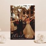 Elegantes Calligraphy Custom Wedding Foto Dankeskarte<br><div class="desc">Dankeschön im Stil mit diesen eleganten und sehr trendigen Hochzeitskarten Foto. Das Design ist leicht zu personalisieren mit Ihrem eigenen Foto und Formulierung und Ihre Familie und Freunde werden begeistert sein,  wenn sie diese fantastischen Dankbarkeit erhalten.</div>