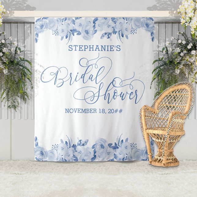 Elegantes Calligraphy Dusty BlueFloral Brautparty Wandteppich (Von Creator hochgeladen)