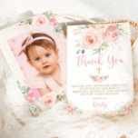 Elegantes Chic Blush Pink Floral Gold Taufe Foto Dankeskarte<br><div class="desc">Personalisieren Sie dieses schicke zweiseitige Taufbecken Foto dank Ihrer Karte einfach und schnell, einfach auf die Schaltfläche Anpassen, um den Stil und die Platzierung des Textes weiter zu ordnen und zu formatieren. Diese elegante Einladung besticht durch schöne, in Aquarelltönen gehaltene Rosen und das farbenfrohe Grün und das goldene Blattwerk. Passende...</div>
