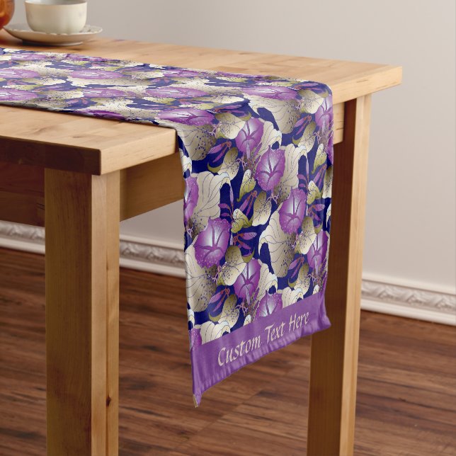 Elegantes Chic Lavender Purple Flowers Blumendesig Kurzer Tischläufer (Beispiel)