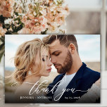 Elegantes Chic Script 2 Foto Wedding Dankeschön Ka Dankeskarte<br><div class="desc">Elegante Chic Moderne Boho Kalligraphie Script Hochzeit 2 Foto Danke Karte. Stilvolle Hochzeit danke Ihnen Vorlage mit einem vollen vertikalen Foto auf der Vorderseite mit dem Text "Danke" in einer skurrilen Wirblen Hand Schrift Schriftzug Swash Schwanz Schriftart in Weiß Overlay auf dem Bild und eine Rückseite ein (1) Foto und...</div>