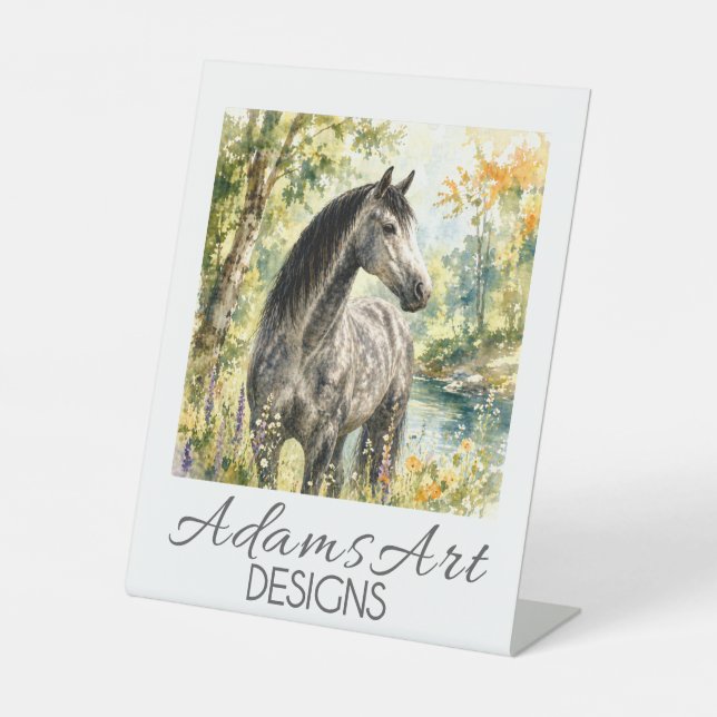 Elegantes Dapplingrau-Pferd am Waldstrom Sockelschild (Vorderseite)