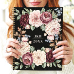 Elegantes Dark Floral Wreath Custom Monogram Planer<br><div class="desc">Dieses raffinierte Design besticht durch einen üppigen Blumenkranz mit blühenden Blüten in Bordeaux-, Rost- und Cremetönen, die durch weiche Vegetation und Beeren hervorgehoben werden. Der dunkelschwarze Hintergrund unterstreicht die zeitlose Eleganz der Blumenarrangements, während die individuell anpassbaren Initialen und das Jahr sie einzigartig und persönlich machen. Ideal für Profis, Studierende oder...</div>