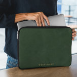 Elegantes Dark Green Leather Texture & Gold Script Laptopschutzhülle<br><div class="desc">Die elegante,  dunkelgrüne Lederstruktur des Laptop-Mantels verleiht diesem eleganten,  zeitlosen Look. Das reiche,  luxuriöse Leder wird durch ein zartes Goldskript ergänzt,  das eine Touch von Opulenz und Stil hinzufügt. Ideal,  um Ihren Laptop sicher behalten,  während Sie eine schicke Mode-Anweisung machen.</div>