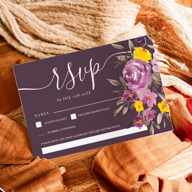 Elegantes dunkles Lila blumengeschmücktes Hochzeit RSVP Karte (Elegant dark Purple floral wedding rsvp monogram)