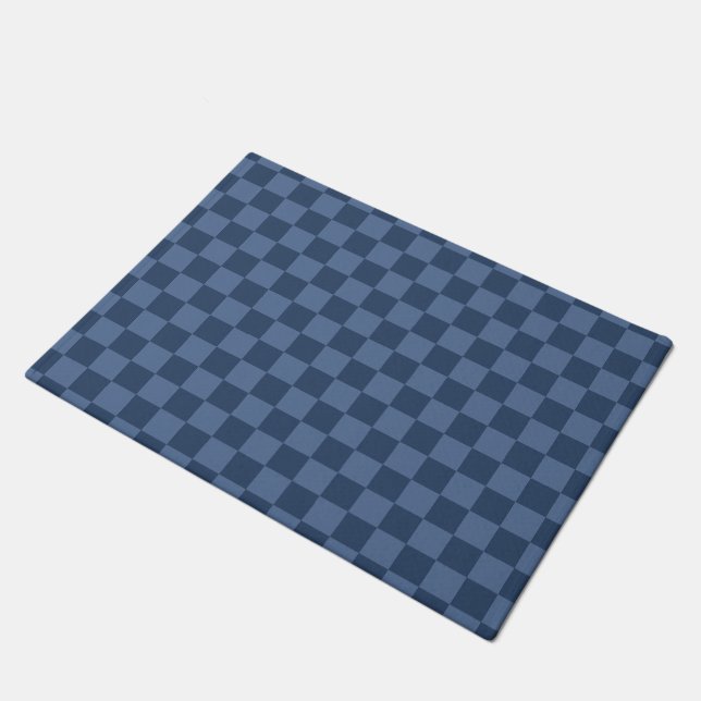 Elegantes dunkles und hellblaues Schachbrettmuster Fußmatte (Schrägansicht)