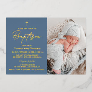 Elegantes Dusty Blue Cross Baby Taufe Foto Folieneinladung
