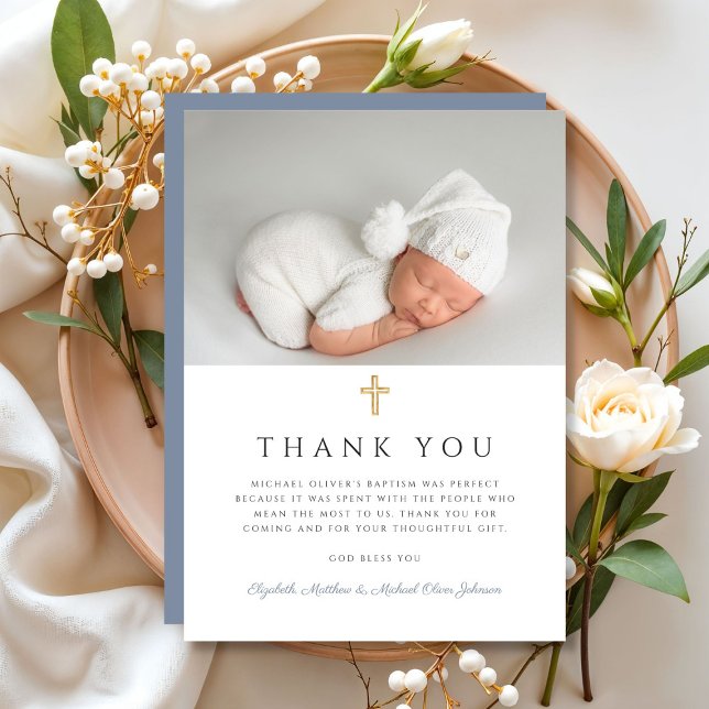 Elegantes Dusty Blue Cross Boy Taufe Foto Dankeskarte (Elegant Dusty Blue Cross Boy Baptism Photo Thank You Card)