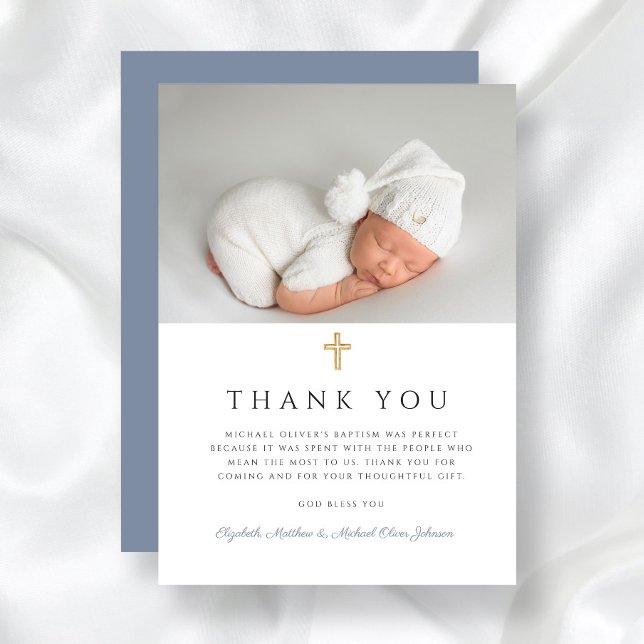 Elegantes Dusty Blue Cross Boy Taufe Foto Dankeskarte (Elegant Dusty Blue Cross Boy Baptism Photo Thank You Card)