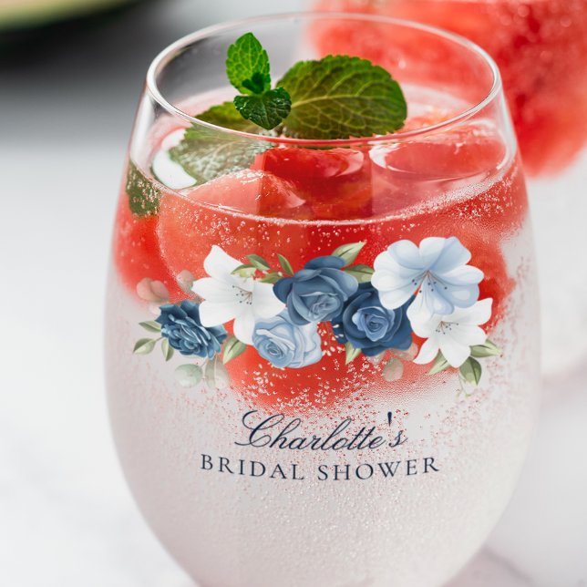 Elegantes Dusty Blue Floral Brautparty Weinglas Ohne Stiel (Floral Dusty Blue Watercolor Script Bridal Shower Stemless Wine Glass)