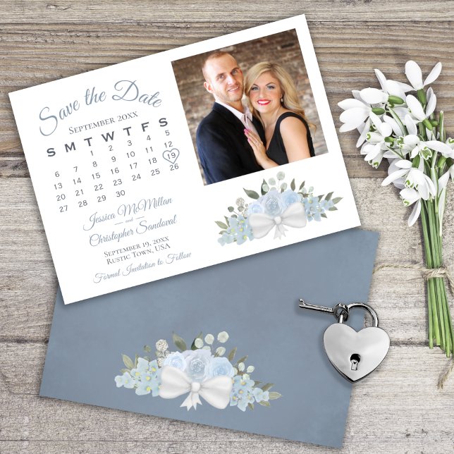Elegantes Dusty Blue Floral Calendar Foto Hochzeit Save The Date (Von Creator hochgeladen)