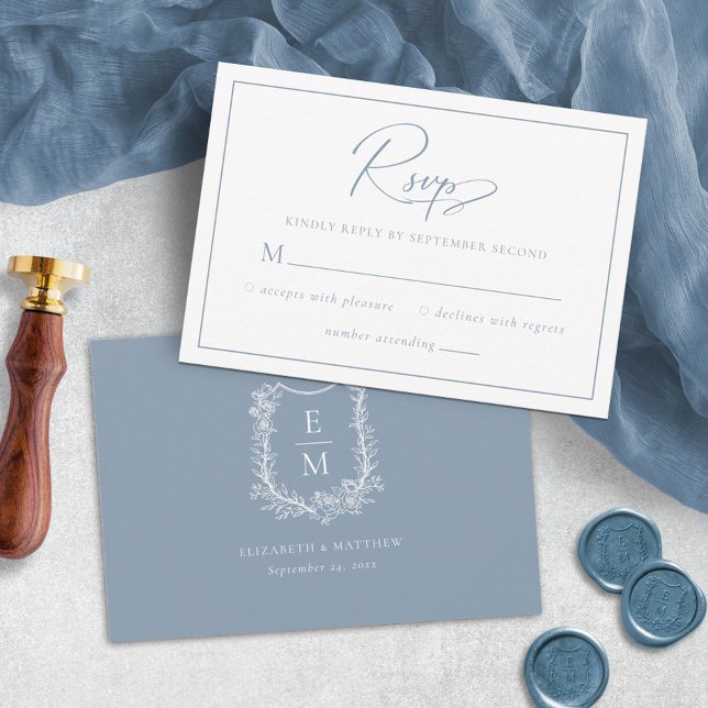 Elegantes Dusty Blue Floral Wedding Monogram Wappe RSVP Karte (Von Creator hochgeladen)