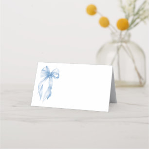 Elegantes Dusty Blue Hand Drawn Bow Brautparty Platzkarte