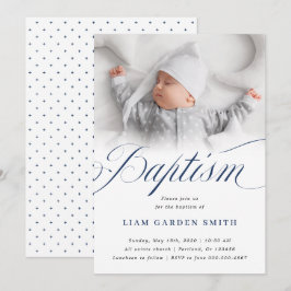 Elegantes Dusty Blue Pastel Script Taufe Foto in Einladung