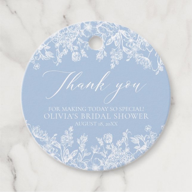 Elegantes Dusty Blue White Floral Brautparty Geschenkanhänger (Vorderseite)