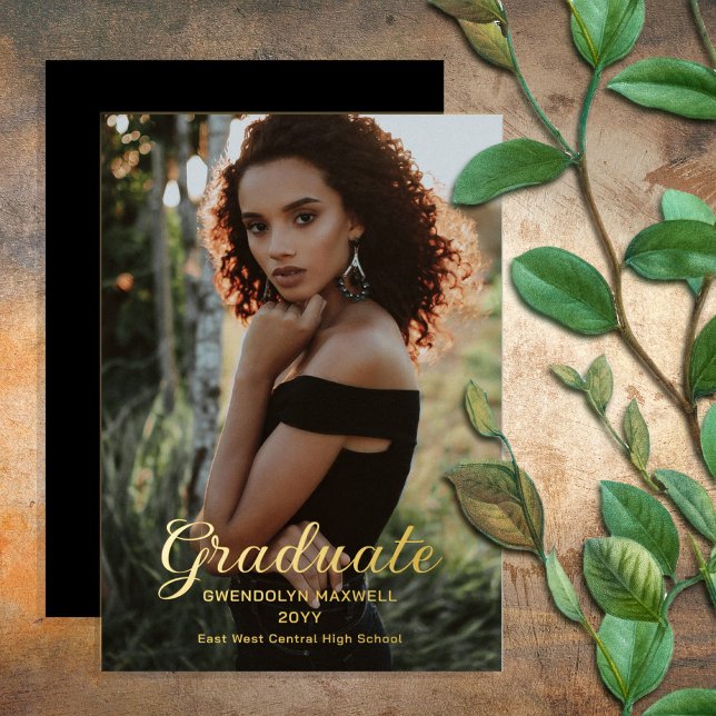 Elegantes einfaches Minimalistisch Graduate Foto Folieneinladung (Simple Elegant Minimalist "Graduate" Graduation Announcement with Back Message - Black and Gold Foil)