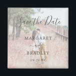 Elegantes einfaches, modernes Foto Hochzeit retten Magnet<br><div class="desc">Foto Save the Date Magnet mit einem einfachen Design mit "Save the Date" in einem eleganten Skript entlang Ihrer Hochzeitsdetails in einem Text-Overlay über Ihrem Lieblingsbild. Ein moderner Weg,  um Ihre Freunde und Familie wissen,  Save the Date für Ihre Hochzeit lassen.</div>