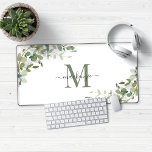 Elegantes Eukalyptus Botanisches Monogramm Schreibtischunterlage<br><div class="desc">Eleganter Eukalyptus Botanischer Monogram Desk Mat Mouse Pad mit unserem schönen Salbei Eukalyptus-Grün und moderner Typografie für Ihr Monogramm. Einfach mit Ihren Informationen für ein einfach köstliches Ladegerät anpassen. Bitte kontaktieren Sie uns unter cedarandstring@gmail.com ,  wenn Sie Hilfe beim Design oder den passenden Produkten benötigen.</div>