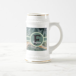 Elegantes Familiennamensmonogramm mit Edelstein-In Bierglas