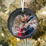 Elegantes First Christmas Together Foto Ornament Aus Metall<br><div class="desc">Eine niedliche Weihnachtsdekoration mit Herzenslust, Initialen und "Unser erstes Weihnachten zusammen" ist perfekt für jedes Paar. Personalisieren Sie es, indem Sie Ihre Monogramme und ein Foto hinzufügen. Sie können auch die Farbe der Rückseite der Dekoration ändern, um besser auf Ihr Bild, den Schriftart und die Farbe des Herzelements zu passen,...</div>