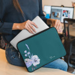 Elegantes, florales Aquamarin Abstrakt Laptopschutzhülle<br><div class="desc">Elegante florale Aquamarine Abstrakte Laptop-Hülle. Schützen Sie Ihren Laptop mit diesem aquamarinen, beigen und abstrakten Notebookschlauch. Einfach mit Ihrem eigenen Namen (oder einem anderen Namen) personalisieren, indem Sie auf "DIESE VORLAGE PERSONALISIEREN" klicken. Dieser Laptop-Ärmel ist für diejenigen, die gewollt, um den Laptop mit sanften pastellfarbenen Palette und persönliche Touch zu...</div>