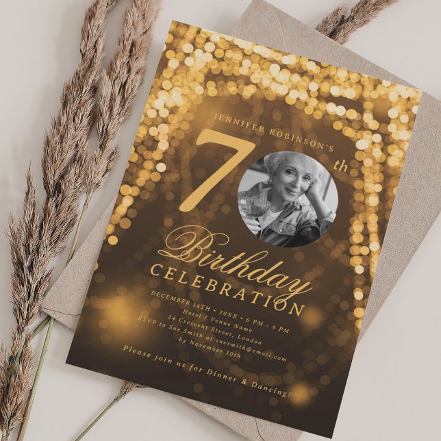 Elegantes Foto 70. Geburtstag Gold Glam Lights Einladung (Elegant Photo 70th Birthday Gold Glam Lights Invitation)