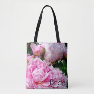 Elegantes Foto aus rosa, blühenden Pinien