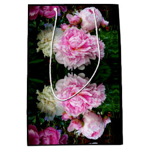 Elegantes Foto aus rosa, blühenden Pinien Mittlere Geschenktüte
