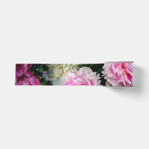 Elegantes Foto aus rosa, blühenden Pinien Ripsband